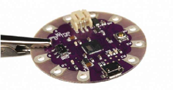 Conector USB-Micro hembra en una placa USB LilyPad Arduino