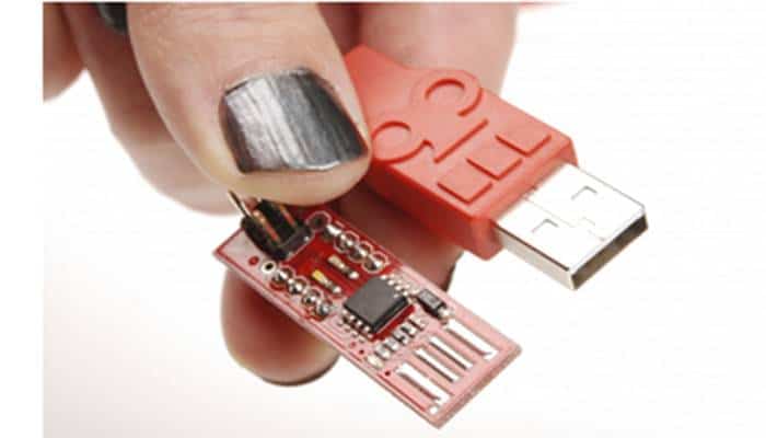 (Dos tipos de conectores USB-A macho, en un cable SparkFun Cerberus y una placa de desarrollo AVR Stick)