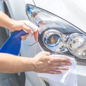 cómo limpiar los faros del coche quemados por el sol