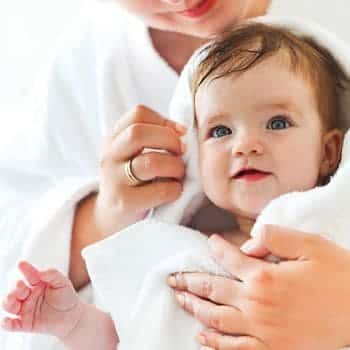 Cómo Limpiar los Oídos a un Bebé