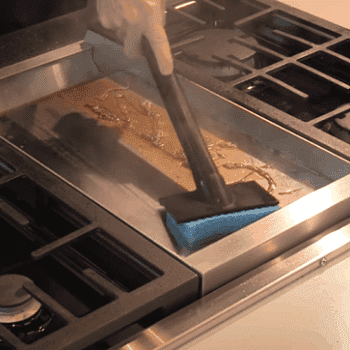 Cómo limpiar una plancha de cocina muy sucia
