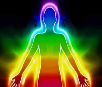 Misteriosa, inexplicable, mágica: el aura es un término del esoterismo y describe un espectro de colores que rodea el cuerpo como una especie de nube. Este campo energético de colores proporciona información sobre el carácter de una persona, otros colores pueden reflejar estados de ánimo y emociones actuales. Pero ¿Cómo Saber El Color De Mi Aura?
