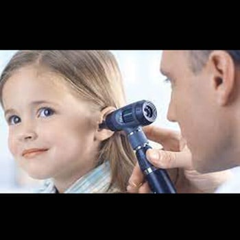 Posición del otoscopio en niños