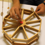 Cómo construir una rueda de la fortuna en casa.