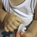 Cómo limpiar el ombligo de un niño de 2 años.