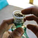 Cómo limpiar un foco de cristal para fumar en pocos pasos.