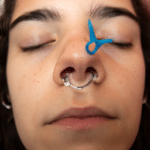 Cómo limpiar un piercing nasal recién hecho en casa.