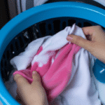 Lavar ropa interior femenina de manera higiénica para prevenir infecciones.